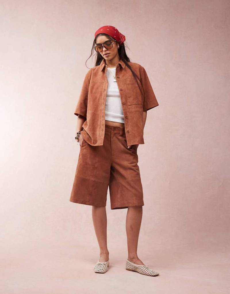 ASOS DESIGN - Bermudashorts aus Wildleder in Hellbraun, Kombiteil von ASOS DESIGN