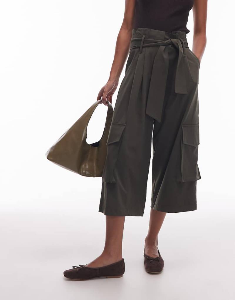 ASOS DESIGN - Bermudashorts in Dunkelgrün mit Utility-Tasche und Gürtel von ASOS DESIGN