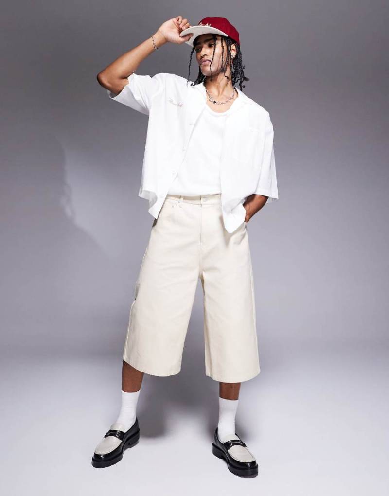 ASOS DESIGN - Länger geschnittene Shorts in Ecru-Neutral von ASOS DESIGN