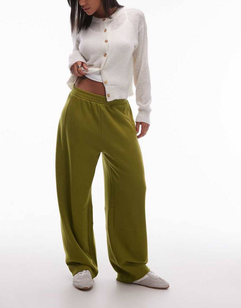 ASOS DESIGN - Superweiche Jogginghose in dunklem Olivgrün mit einem extrem abgerundeten Beinschnitt von ASOS DESIGN