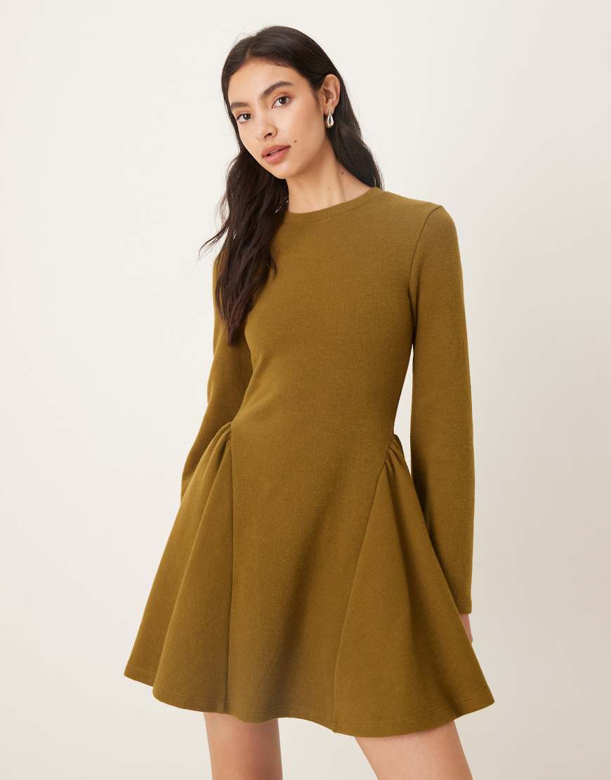 ASOS DESIGN - Besonders weiches, langärmliges Minikleid in Khaki mit Godet-Rock-Grün von ASOS DESIGN