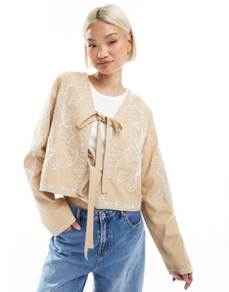 ASOS DESIGN - Bestickte Cropped-Jacke in Steinbeige mit Zierschleife-Keine Farbe von ASOS DESIGN