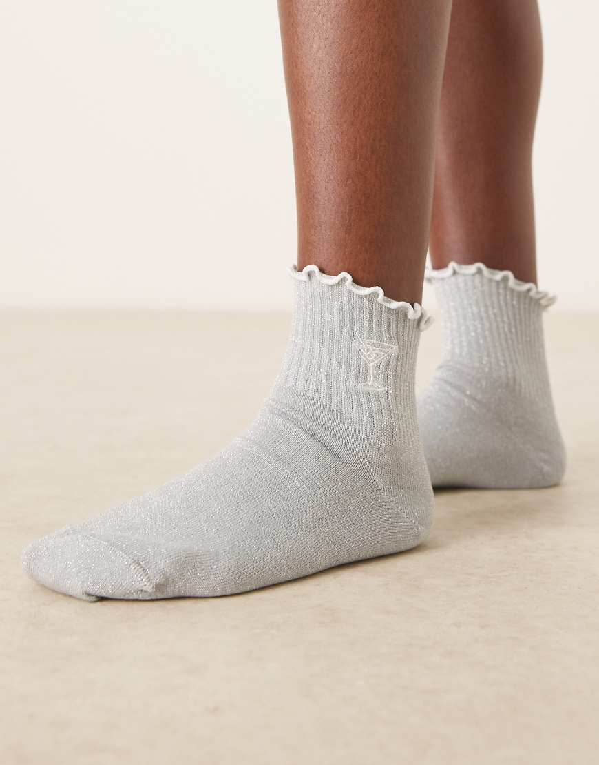 ASOS DESIGN - Bestickte Glitzersocken in Silber und Grau mit Rüschenrand und Martiniglasmotiv-Weiß von ASOS DESIGN
