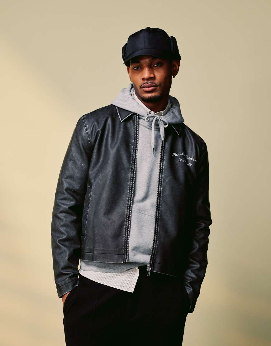 ASOS DESIGN - Bestickte Harrington-Jacke aus Kunstleder in schwarzer Waschung ASOS DESIGN - Bestickte Harrington-Jacke aus Kunstleder in schwarzer Waschung von ASOS DESIGN
