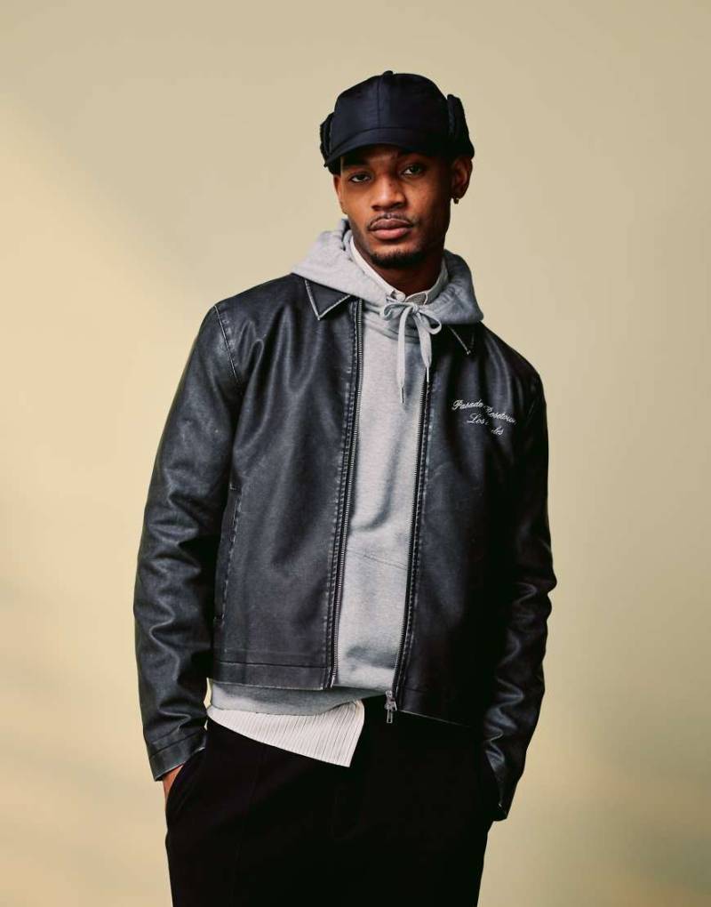 ASOS DESIGN - Bestickte Harrington-Jacke aus Kunstleder in schwarzer Waschung von ASOS DESIGN