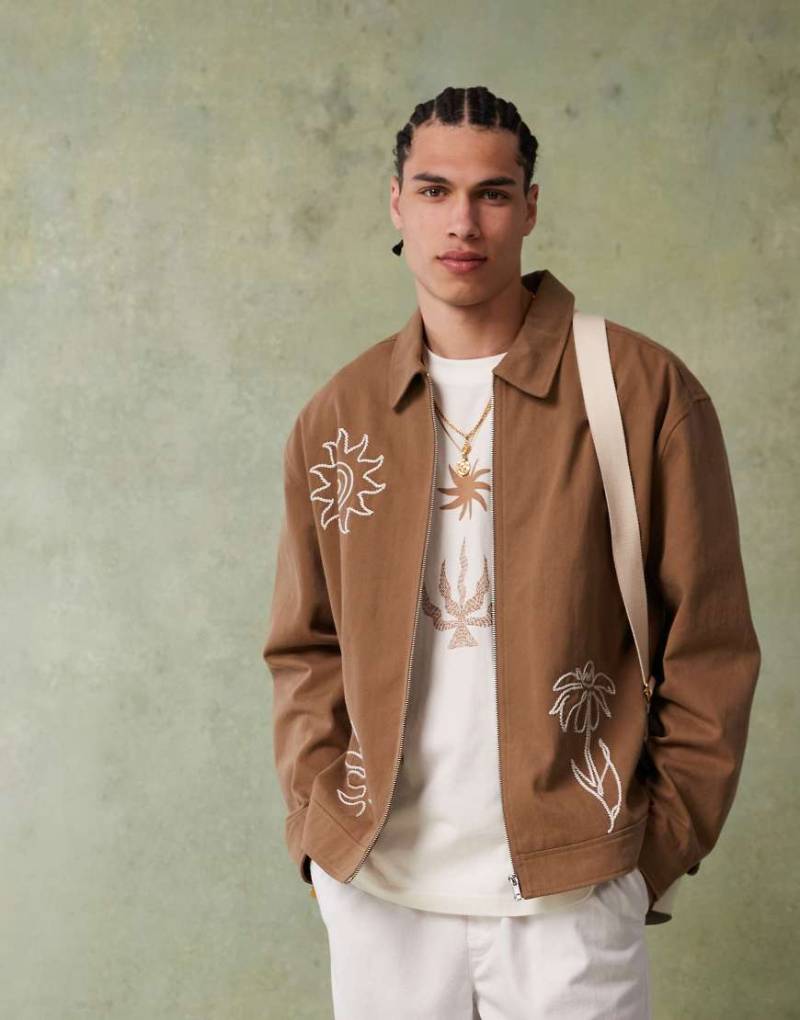 ASOS DESIGN - Bestickte Harrington-Jacke in Camel mit Oversize-Passform-Braun von ASOS DESIGN