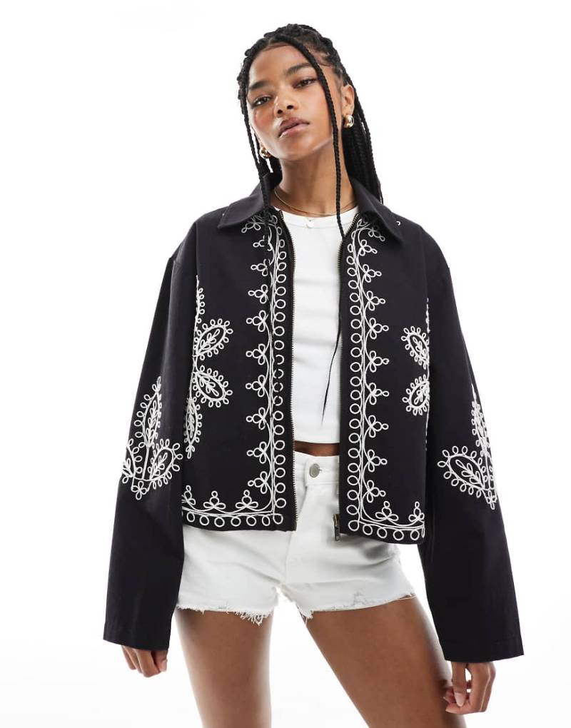 ASOS DESIGN - Bestickte Jacke in Schwarz mit Kragen von ASOS DESIGN