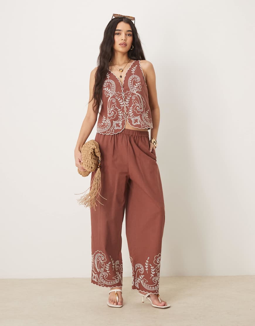 ASOS DESIGN - Bestickte Leinenmix-Hose in Mokka mit weitem Bein und Bogenkante, Kombiteil-Braun von ASOS DESIGN