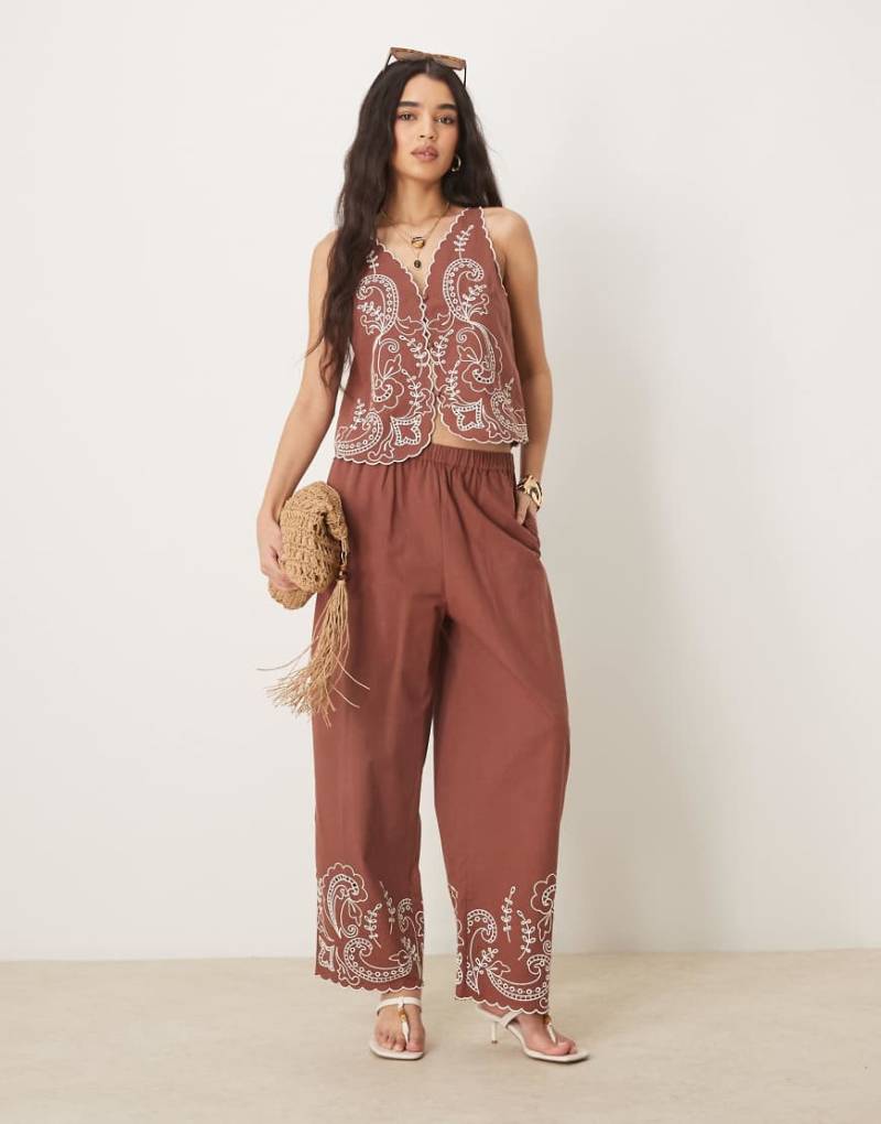 ASOS DESIGN - Bestickte Leinenmix-Hose in Mokka mit weitem Bein und Bogenkante, Kombiteil-Braun von ASOS DESIGN