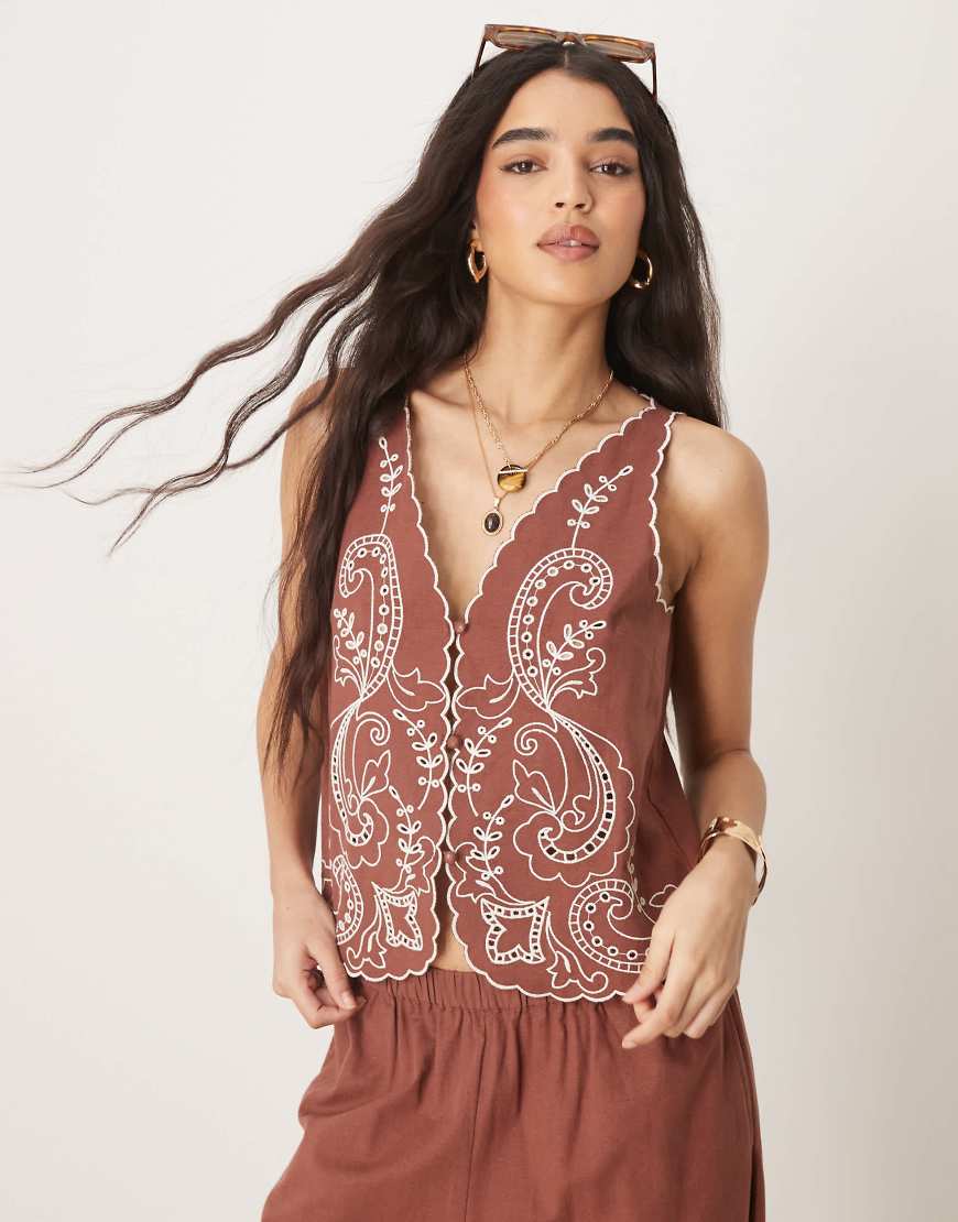 ASOS DESIGN - Bestickte Leinenmix-Weste in Schokobraun mit Bogenkante, Kombiteil von ASOS DESIGN