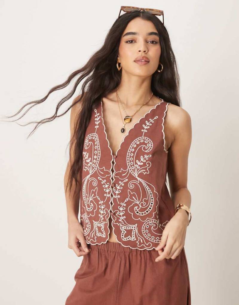 ASOS DESIGN - Bestickte Leinenmix-Weste in Schokobraun mit Bogenkante, Kombiteil von ASOS DESIGN