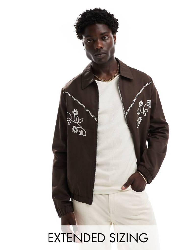 ASOS DESIGN - Bestickte Oversize-Harringtonjacke in Braun mit Western-Design von ASOS DESIGN