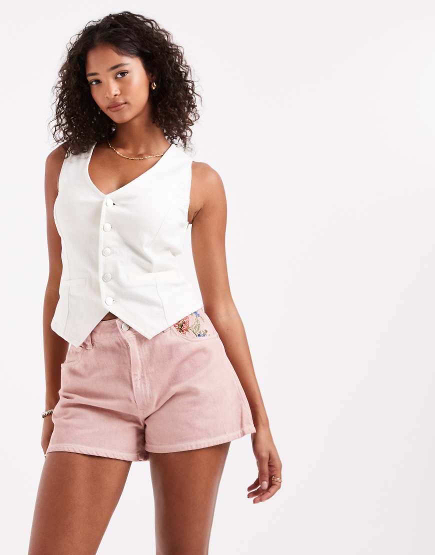ASOS DESIGN - Bestickte Shorts in verwaschenem Rosa ASOS DESIGN - Bestickte Shorts in verwaschenem Rosa von ASOS DESIGN