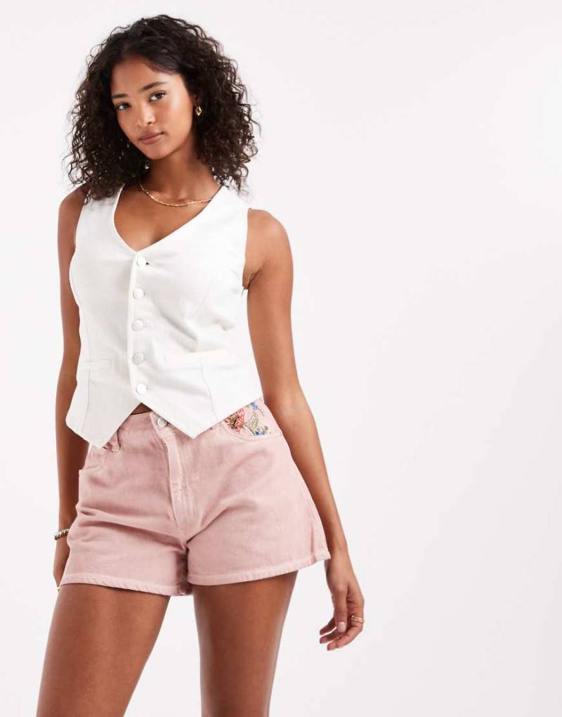 ASOS DESIGN - Bestickte Shorts in verwaschenem Rosa von ASOS DESIGN