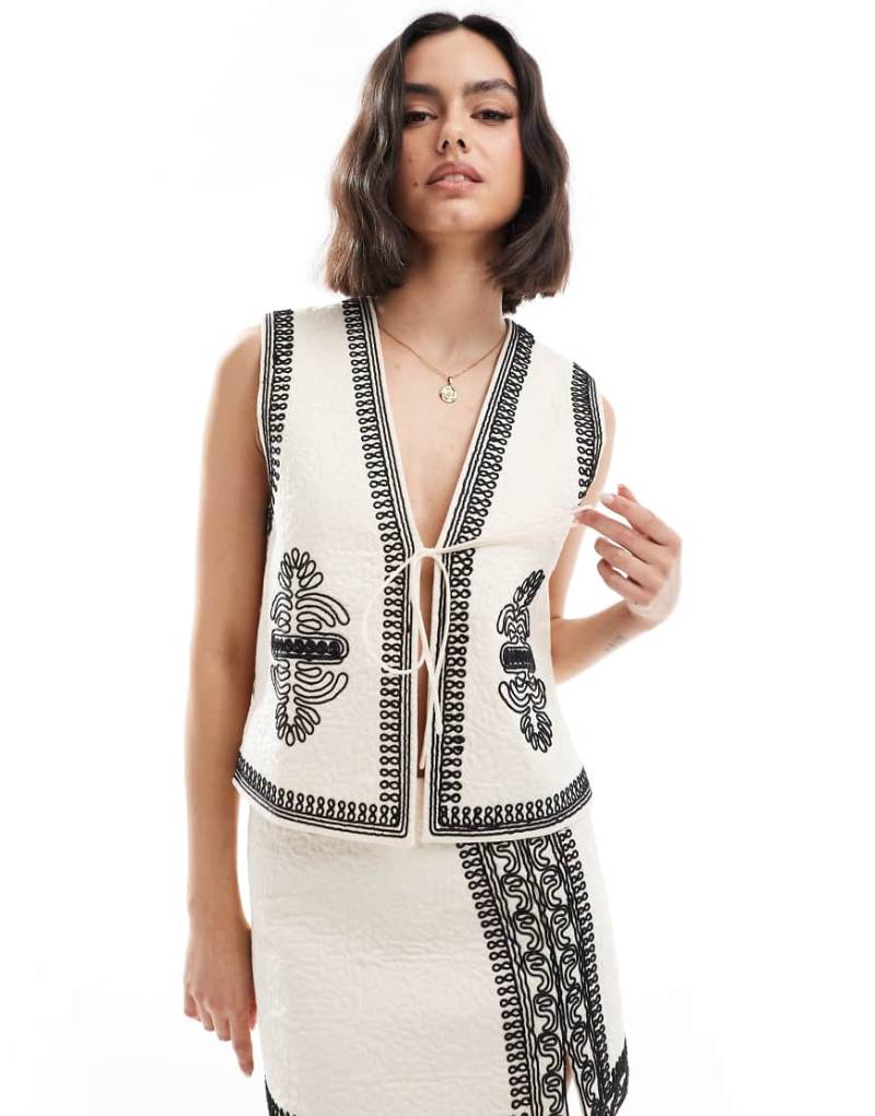 ASOS DESIGN - Bestickte Steppweste in Cremeweiß, Kombiteil von ASOS DESIGN
