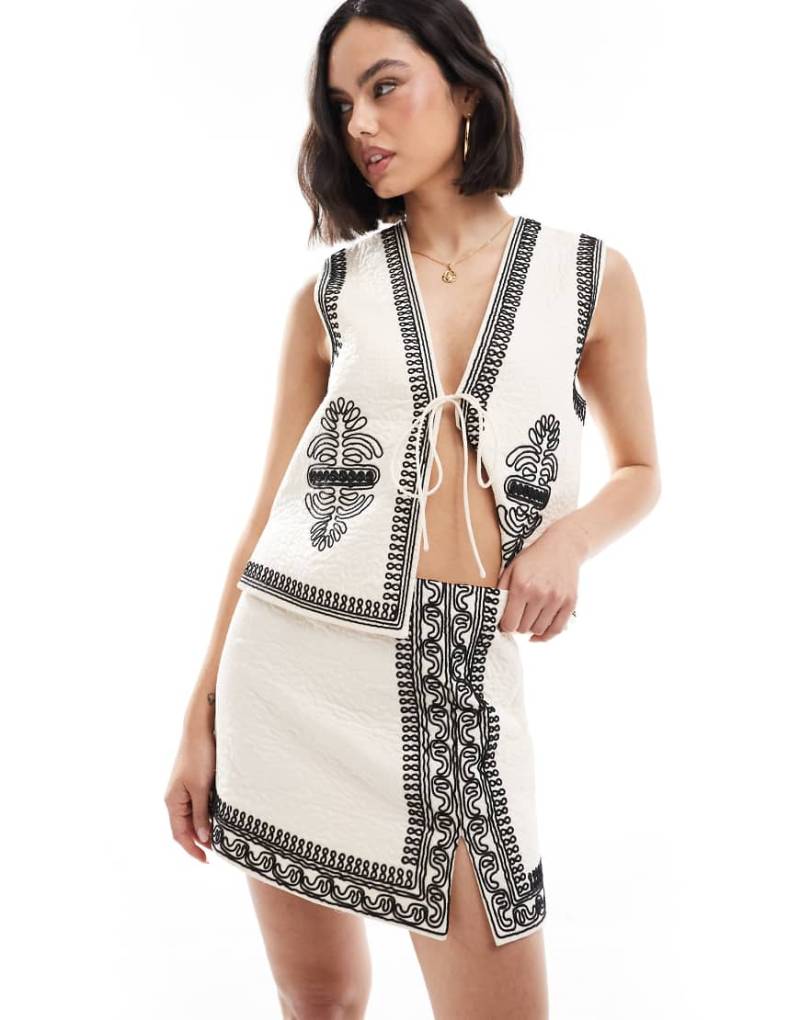 ASOS DESIGN - Bestickter, gesteppter Minirock in Cremeweiß, Kombiteil von ASOS DESIGN