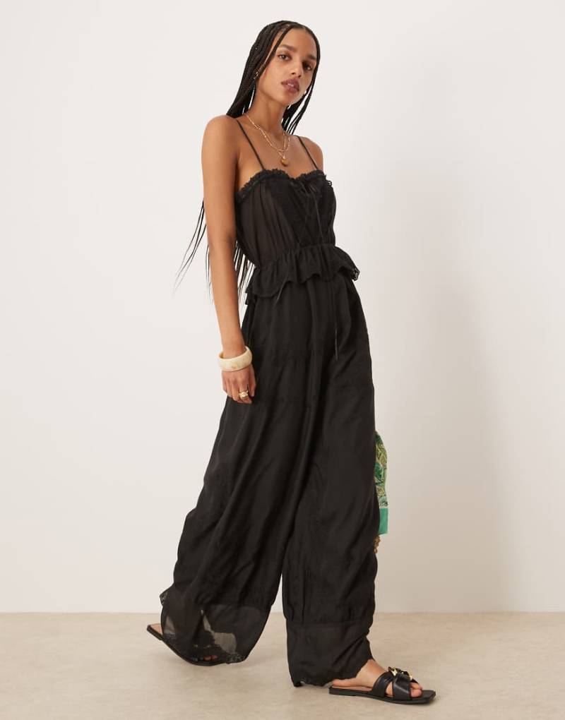 ASOS DESIGN - Bestickter Jumpsuit in Schwarz mit schmalen Trägern und Banddetails von ASOS DESIGN