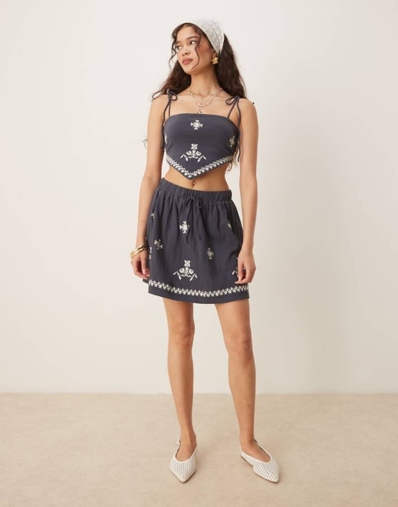 ASOS DESIGN - Bestickter Minirock in verwaschenem Marineblau mit Knitterstruktur, Kombiteil von ASOS DESIGN