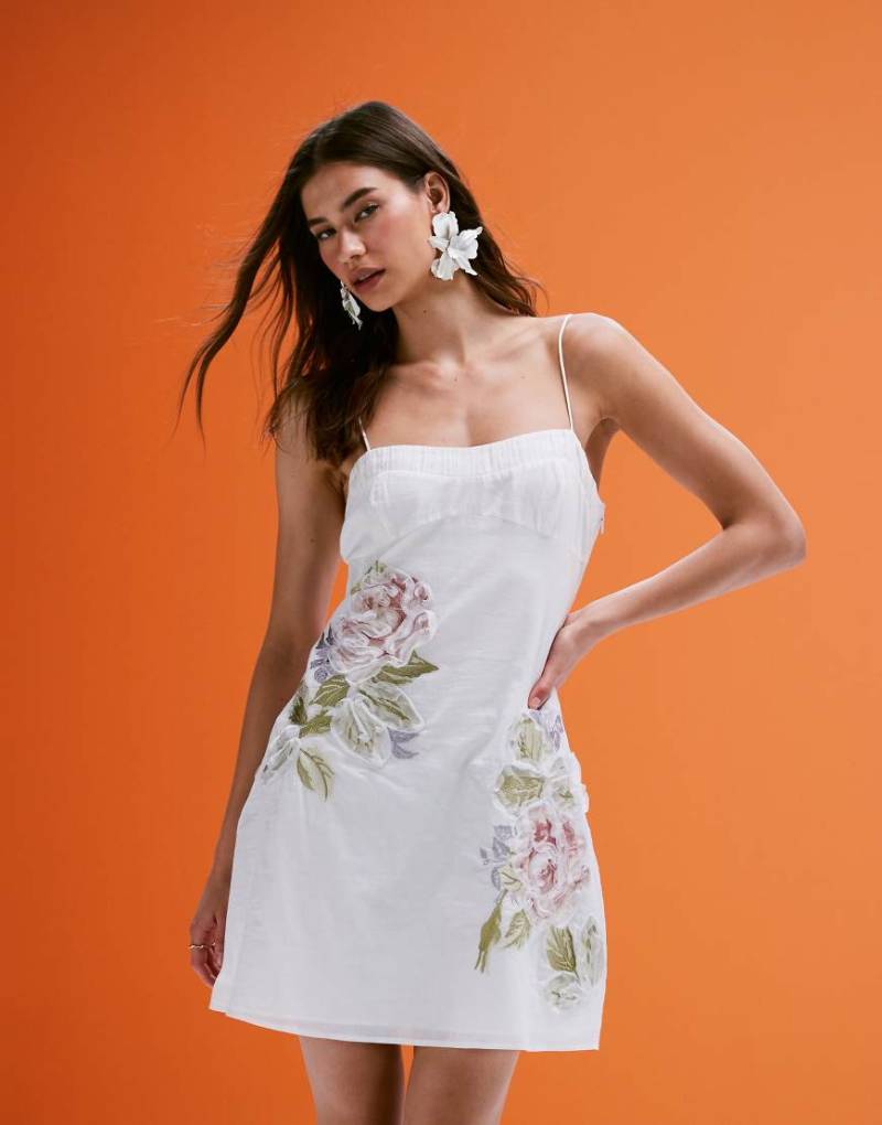 ASOS DESIGN - Besticktes Camisole-Minikleid in Weiß mit Rüschen und Blumendetails von ASOS DESIGN