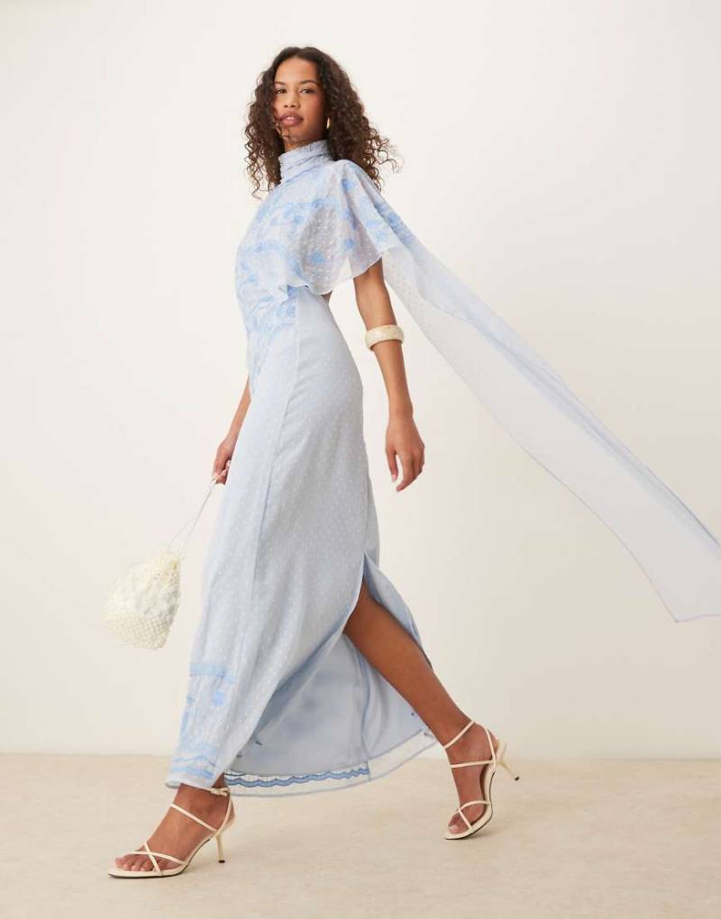 ASOS DESIGN - Besticktes Maxikleid in Babyblau mit Cape-Schleppe-Weiß von ASOS DESIGN