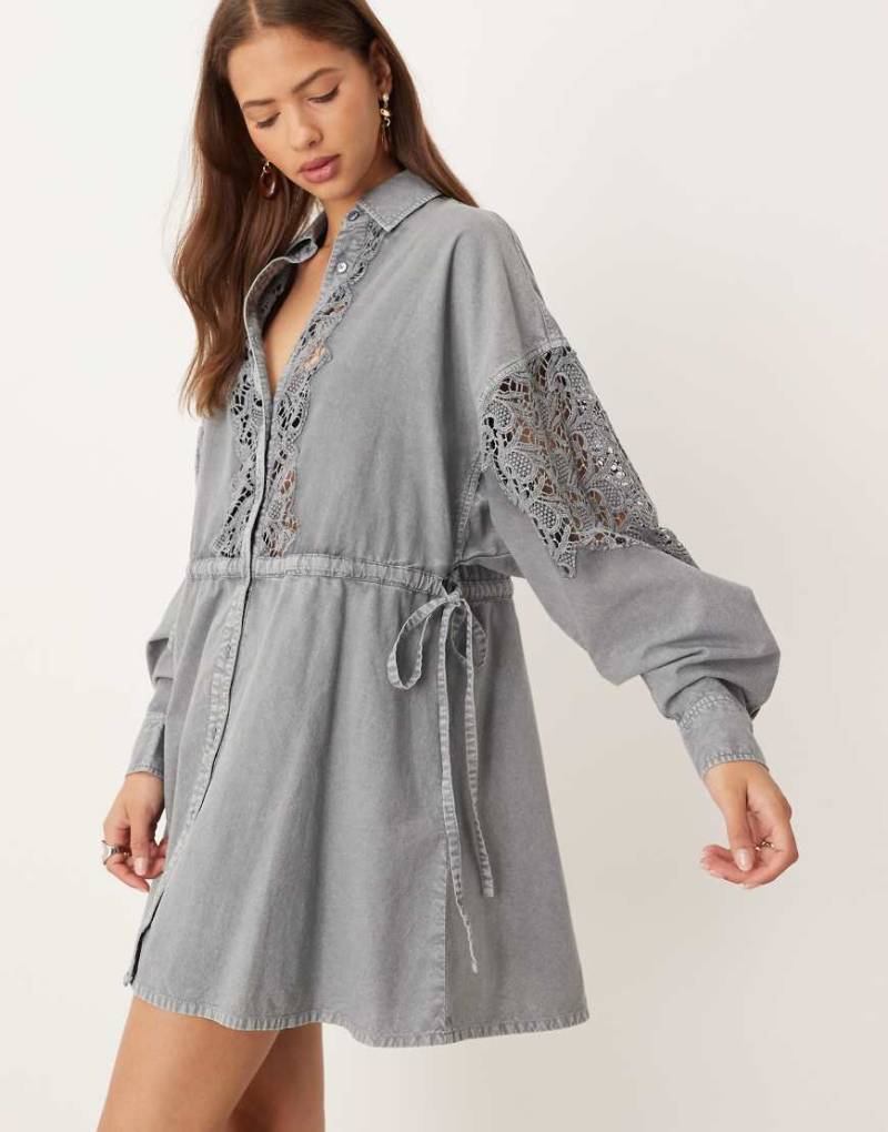 ASOS DESIGN - Besticktes Mini-Hemdblusenkleid in verwaschenem Blau von ASOS DESIGN