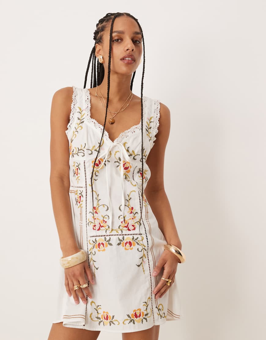 ASOS DESIGN - Besticktes Minikleid in Weiß mit Dekolleté-Schnürung von ASOS DESIGN