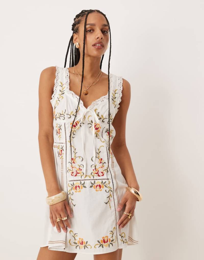 ASOS DESIGN - Besticktes Minikleid in Weiß mit Dekolleté-Schnürung von ASOS DESIGN