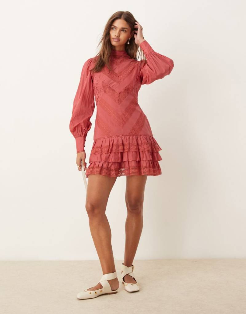ASOS DESIGN - Besticktes Minikleid in rauchigem Rosé mit Rüschen und Spitzeneinsätzen-Rosa von ASOS DESIGN