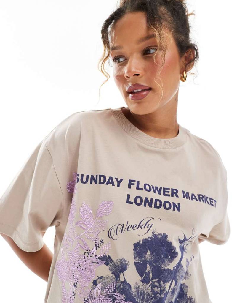 ASOS DESIGN - Besticktes Oversize-T-Shirt mit Blumenmarkt-Grafik-Braun von ASOS DESIGN