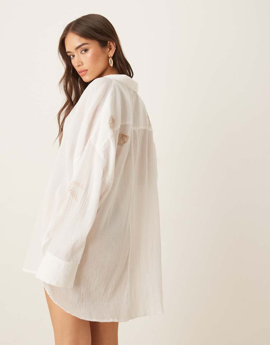 ASOS DESIGN - Besticktes Strandhemd aus Baumwolle in Weiß mit Knitterstruktur von ASOS DESIGN