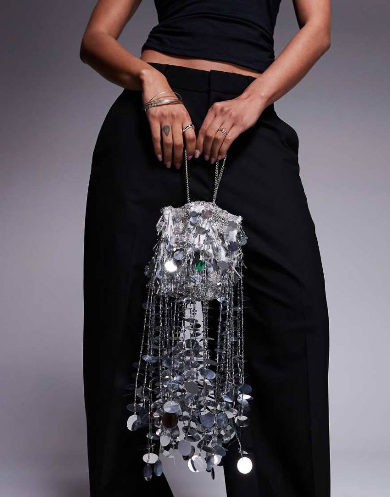 ASOS DESIGN - Beutel-Handtasche in Silberoptik mit Fransen und Pailletten von ASOS DESIGN