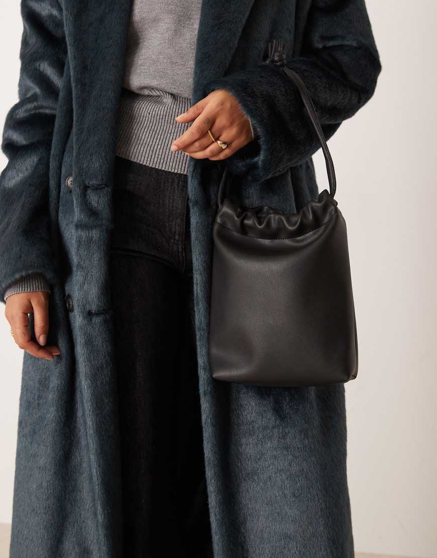 ASOS DESIGN - Beuteltasche in Schwarz mit röhrenförmigem Riemen von ASOS DESIGN