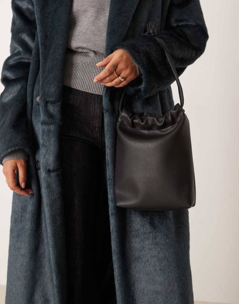 ASOS DESIGN - Beuteltasche in Schwarz mit röhrenförmigem Riemen von ASOS DESIGN