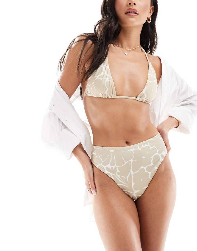 ASOS DESIGN - Bikinihose mit hohem Beinausschnitt, hohem Bund und farblich abgestimmtem Blumenmuster-Weiß von ASOS DESIGN
