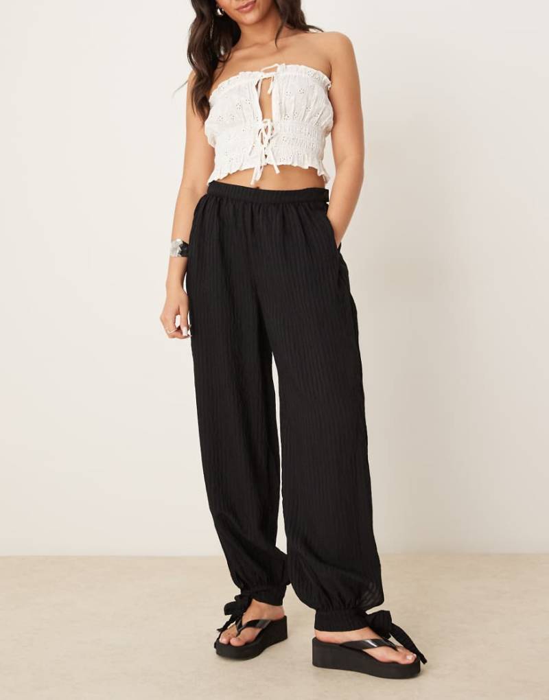 ASOS DESIGN - Weiche Billow-Hose in Schwarz mit Strukturmuster von ASOS DESIGN