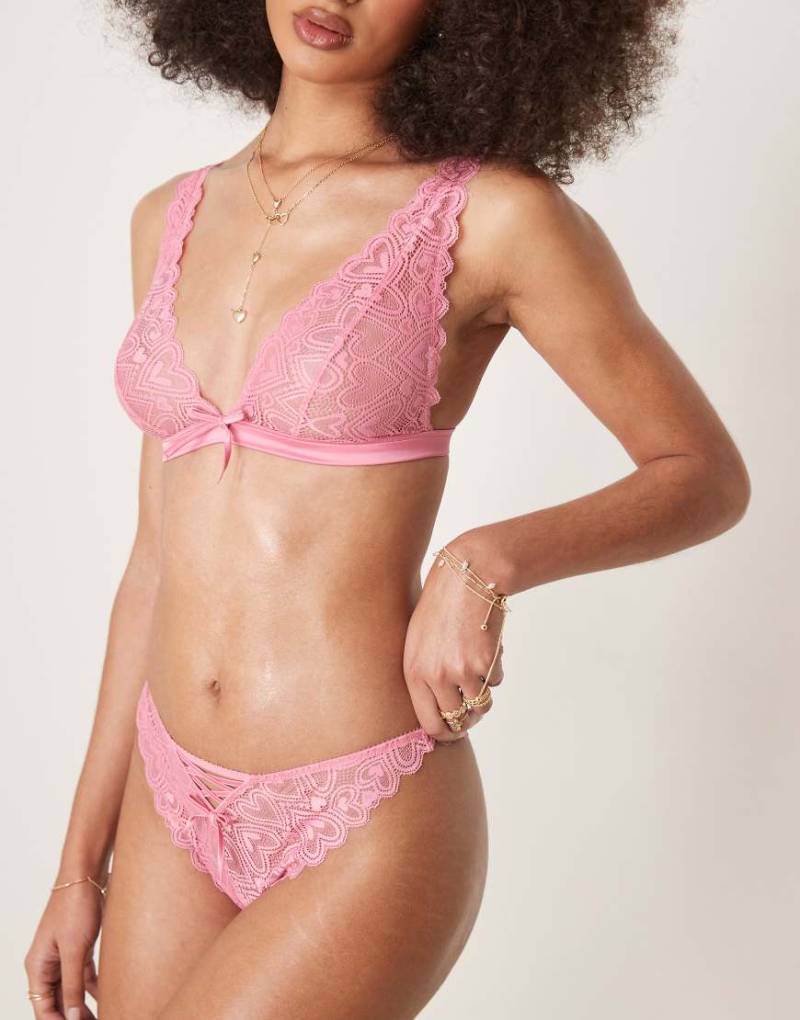 ASOS DESIGN - Blake - Brazilian Fit Slip in Rosa aus Herz-Spitze mit Korsettdetail-Rot von ASOS DESIGN