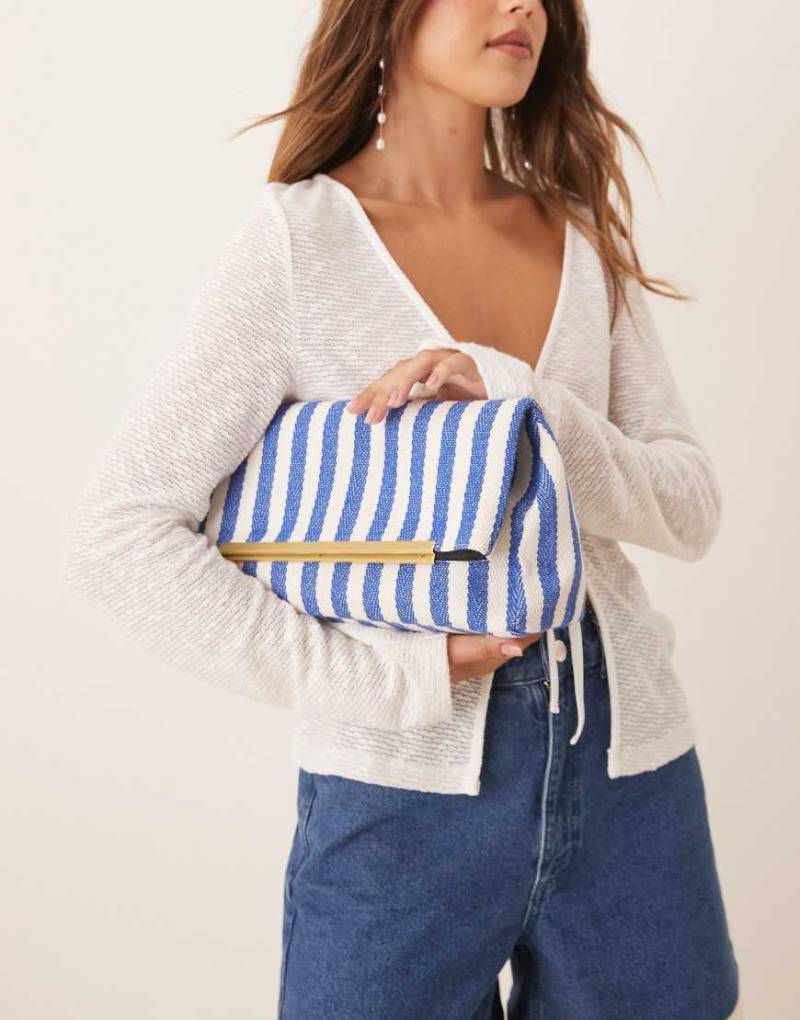ASOS DESIGN - Blau gestreifte, gewebte Umhängetasche mit Umschlag und T-Steg-Detail-Bunt von ASOS DESIGN