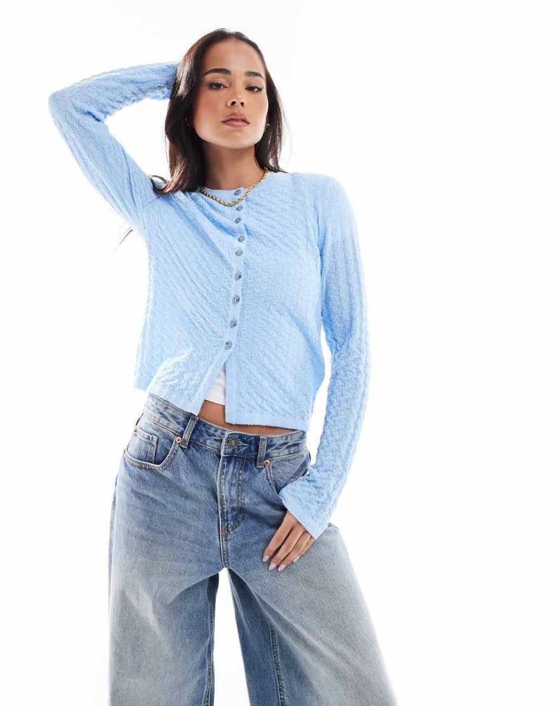 ASOS DESIGN - Strukturierte Strickjacke in Blau mit Maschenmuster und Rundhalsausschnitt von ASOS DESIGN