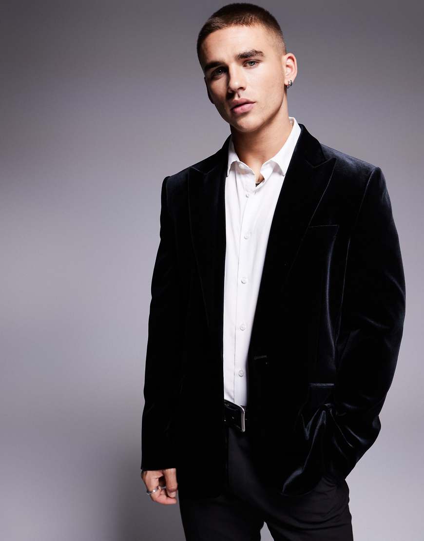 ASOS DESIGN - Blazer aus schwarzem Samt mit schmalem Schnitt von ASOS DESIGN
