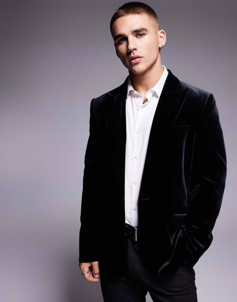 ASOS DESIGN - Blazer aus schwarzem Samt mit schmalem Schnitt von ASOS DESIGN