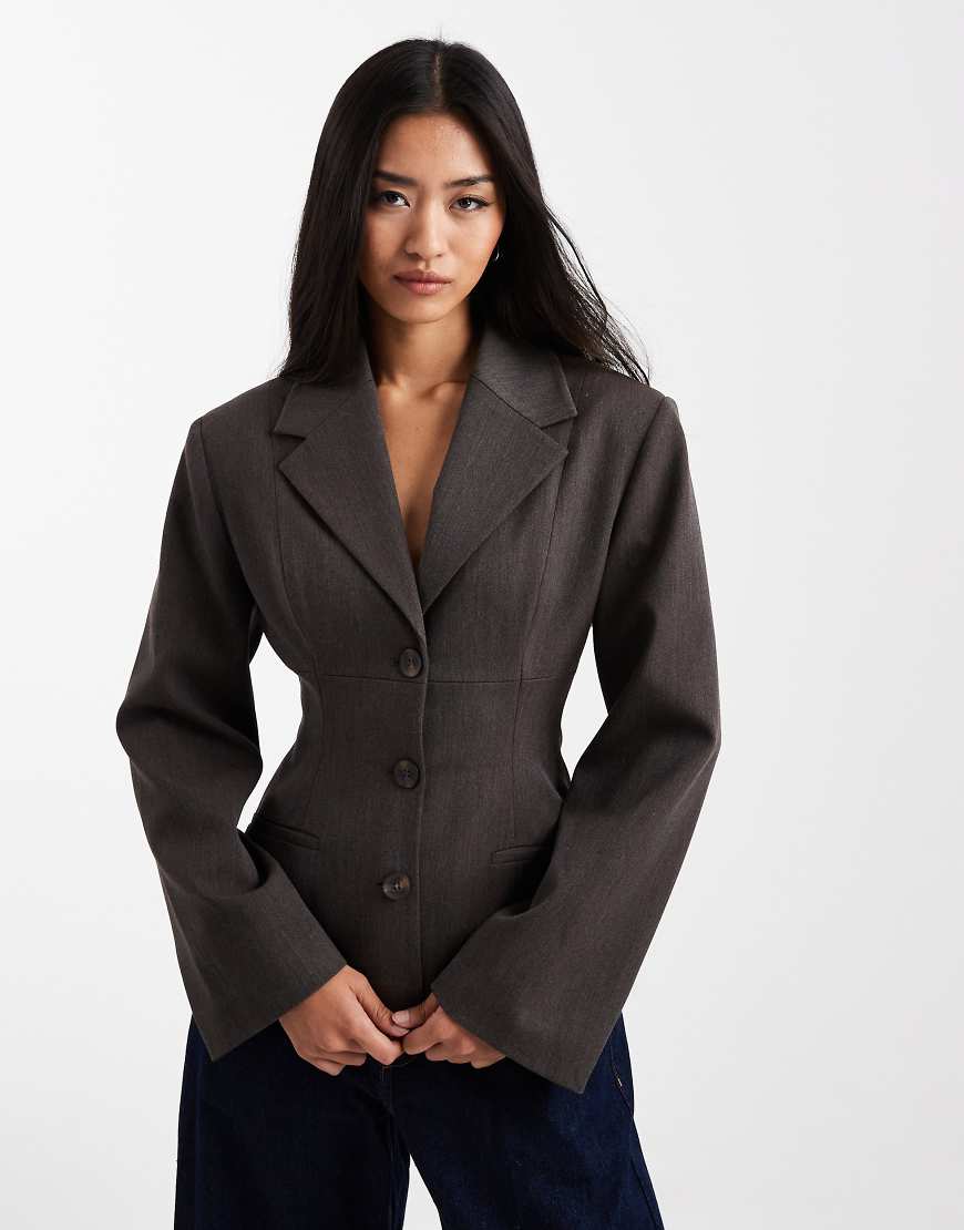ASOS DESIGN - Blazer in Anthrazit mit stark betonter Taille-Grau von ASOS DESIGN