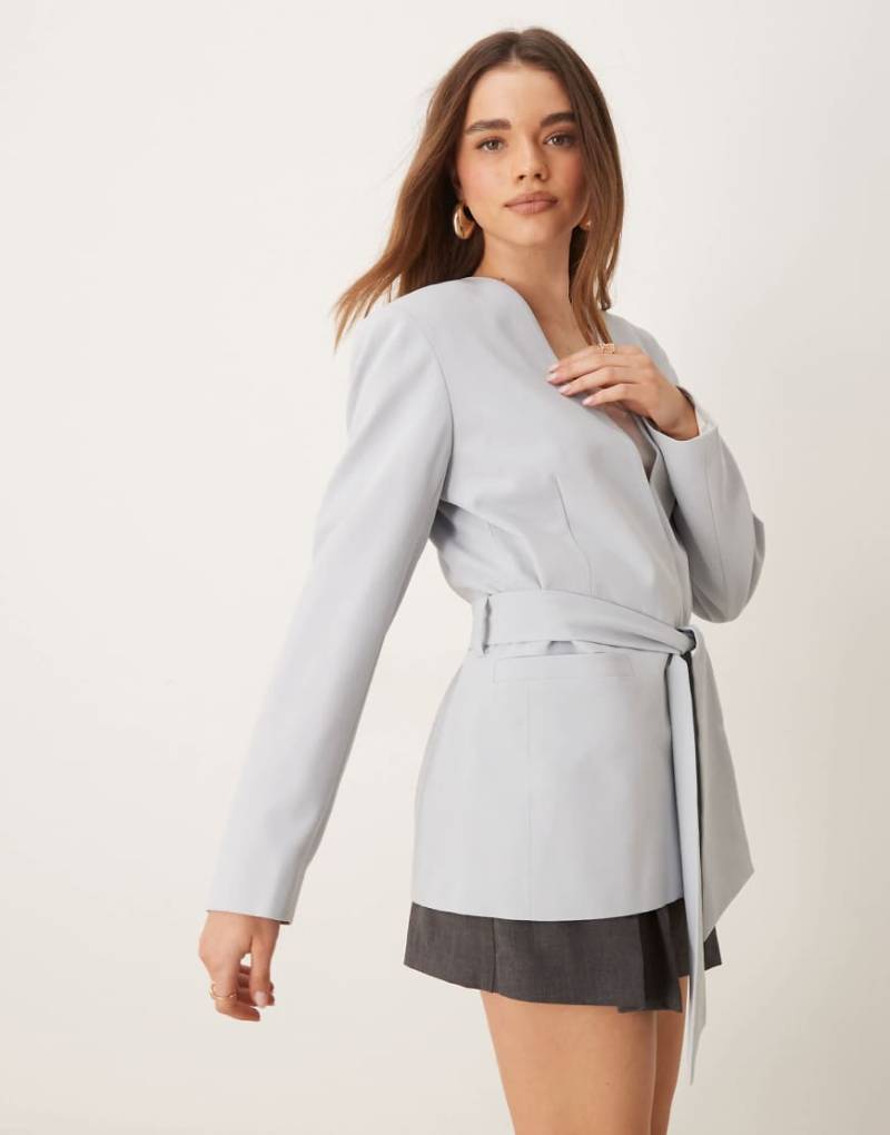 ASOS DESIGN - Eleganter Blazer in Hellblau mit Bindegürtel von ASOS DESIGN