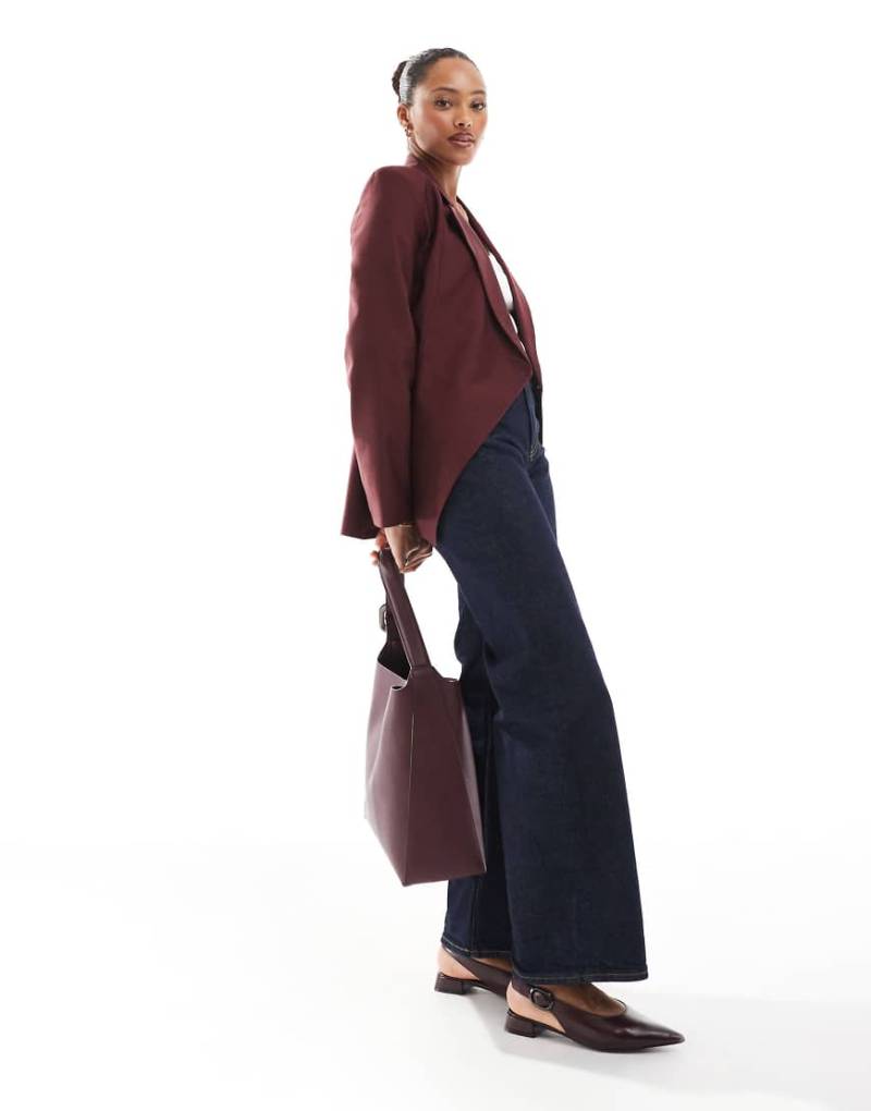 ASOS DESIGN - Blazer in Burgunderrot mit gewickelter Vorderseite von ASOS DESIGN