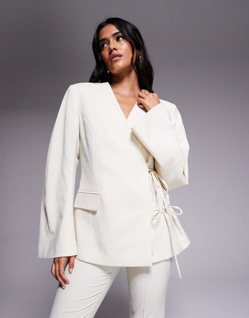 ASOS DESIGN - Blazer in Buttermilchgelb mit zwei seitlichen Bindedetails, Kombiteil-Weiß ASOS DESIGN - Blazer in Buttermilchgelb mit zwei seitlichen Bindedetails, Kombiteil-Weiß von ASOS DESIGN