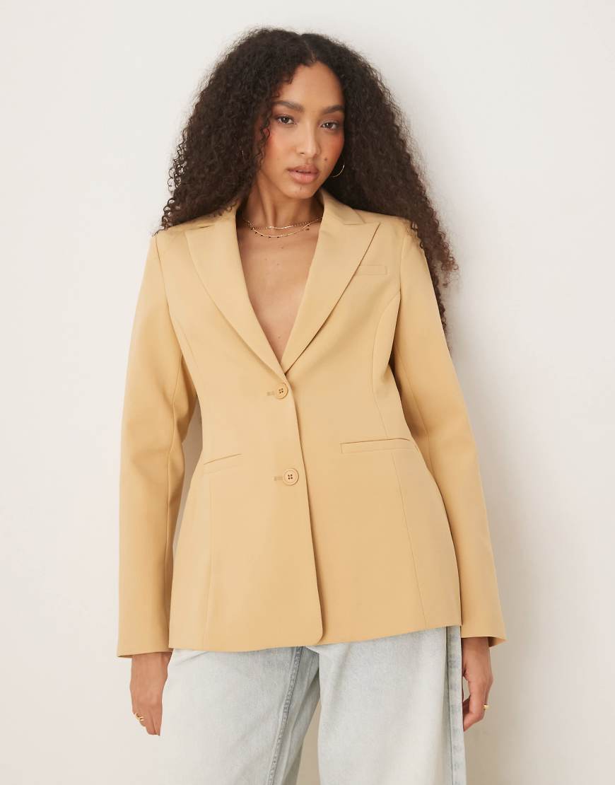 ASOS DESIGN - Blazer in Karamellbraun mit geformter Hüftpartie-Neutral von ASOS DESIGN