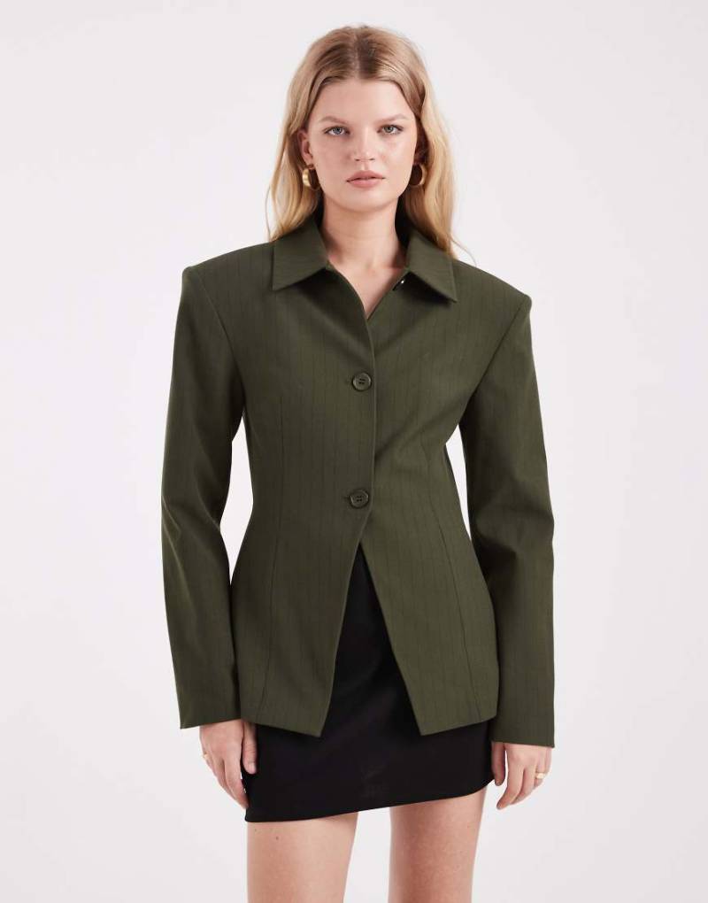 ASOS DESIGN - Blazer in Olivgrün mit Nadelstreifen, Kragen und betonter Schulterpartie von ASOS DESIGN