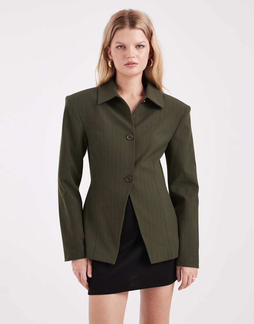 ASOS DESIGN - Blazer in Olivgrün mit Nadelstreifen, Kragen und betonter Schulterpartie von ASOS DESIGN