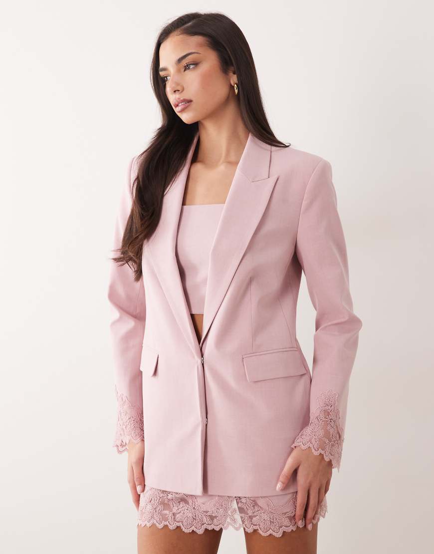 ASOS DESIGN - Blazer in Rosa mit Spitzenapplikation von ASOS DESIGN