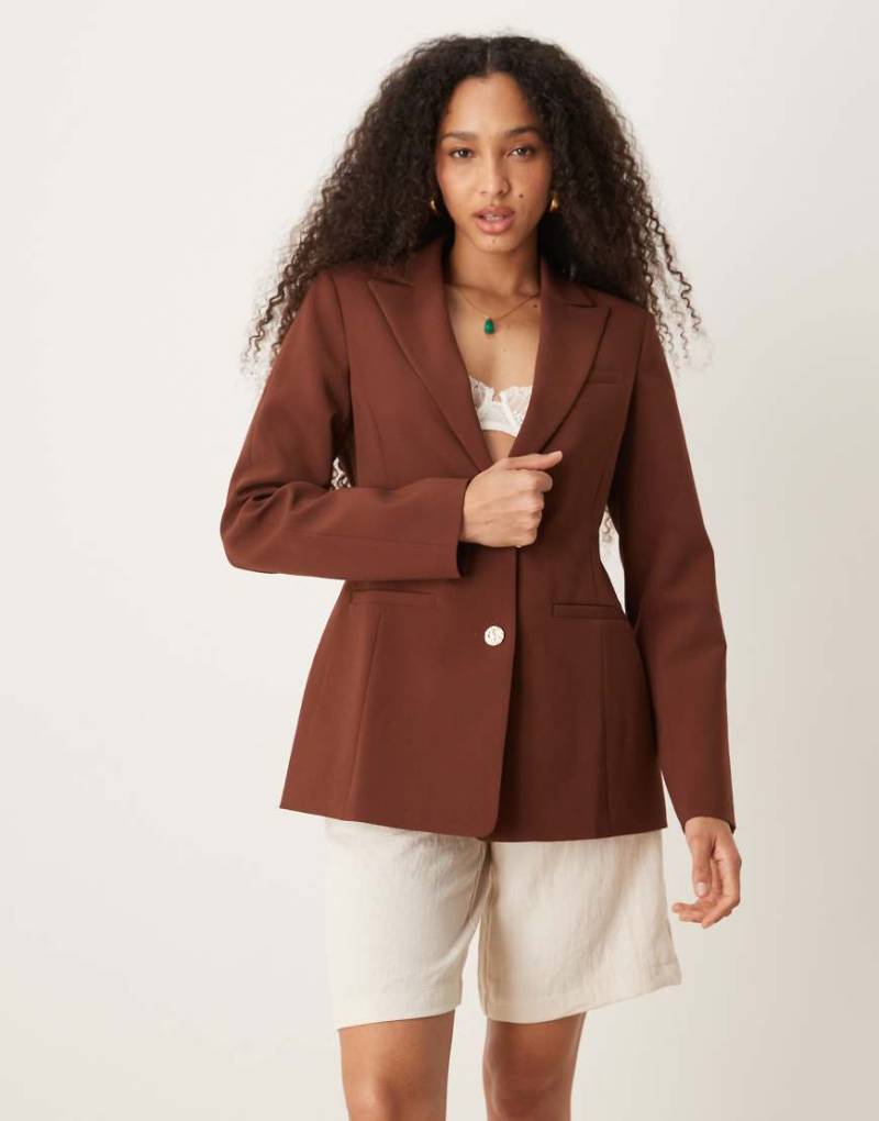 ASOS DESIGN - Blazer in Schokobraun mit geformter Hüftpartie von ASOS DESIGN