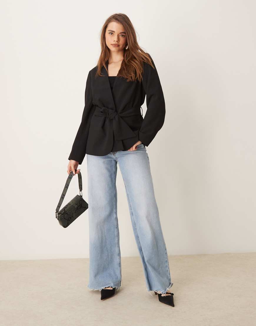 ASOS DESIGN - Blazer in Schwarz mit Bindegürtel von ASOS DESIGN